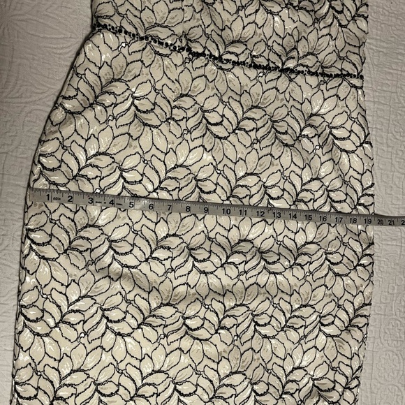 Adrianna Papell Short Sleeves Knee Lenght White and Black Lace Dress size 8 - Picture 6 of 7